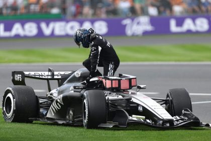 Cadillac F1 aracının Melbourne pistindeki görüntüsü