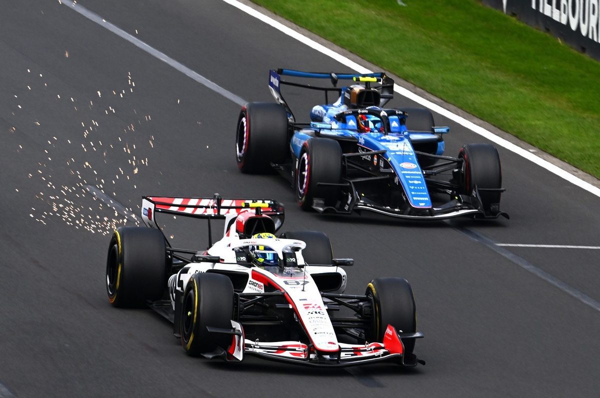 F1 aracı pistte yarışırken, yapay geçiş tartışmaları gündemde