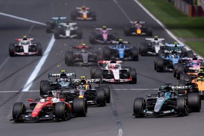 F1 araçları pistte, fabrika takımları rekabeti