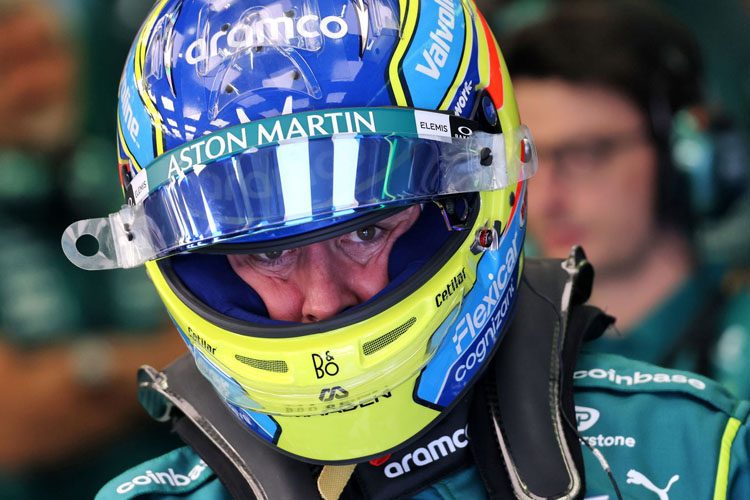 Fernando Alonso kaskı 2026 sezonu için Aston Martin F1 aracıyla birlikte