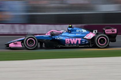 Alpine F1 aracı, 2026 hedefleri doğrultusunda pistte test sürüşü yaparken.