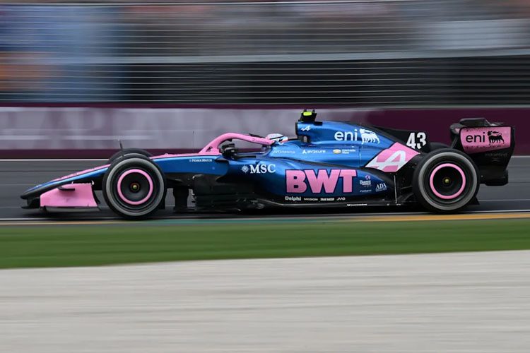 Alpine F1 aracı, 2026 hedefleri doğrultusunda pistte test sürüşü yaparken.