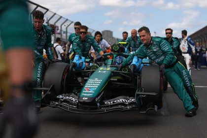 Aston Martin Honda F1 aracı pistte, Avustralya GP'ye hazırlanıyor