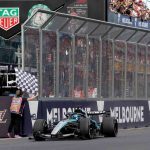 Formula 1'de Görüş Ayrılığı: Mercedes takımı yarış sonrası kutlama yapıyor, şampanya detayı.