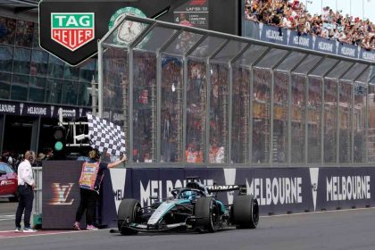 Formula 1'de Görüş Ayrılığı: Mercedes takımı yarış sonrası kutlama yapıyor, şampanya detayı.