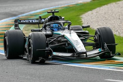 Mercedes W17 aracı pistte, hibrit motor gücünü sergiliyor