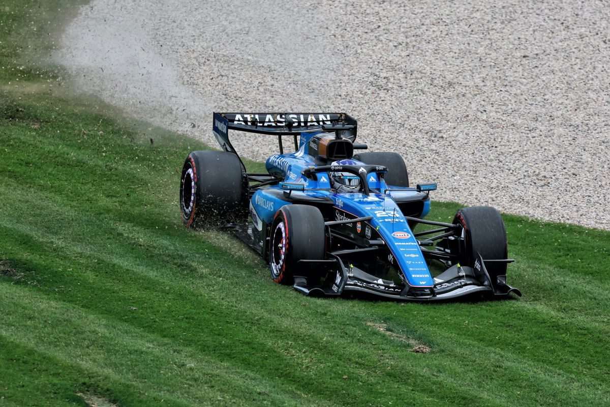 Williams F1 aracı pistte, 2026 sezonu zorlu başlangıcı, yalnız bir yarış