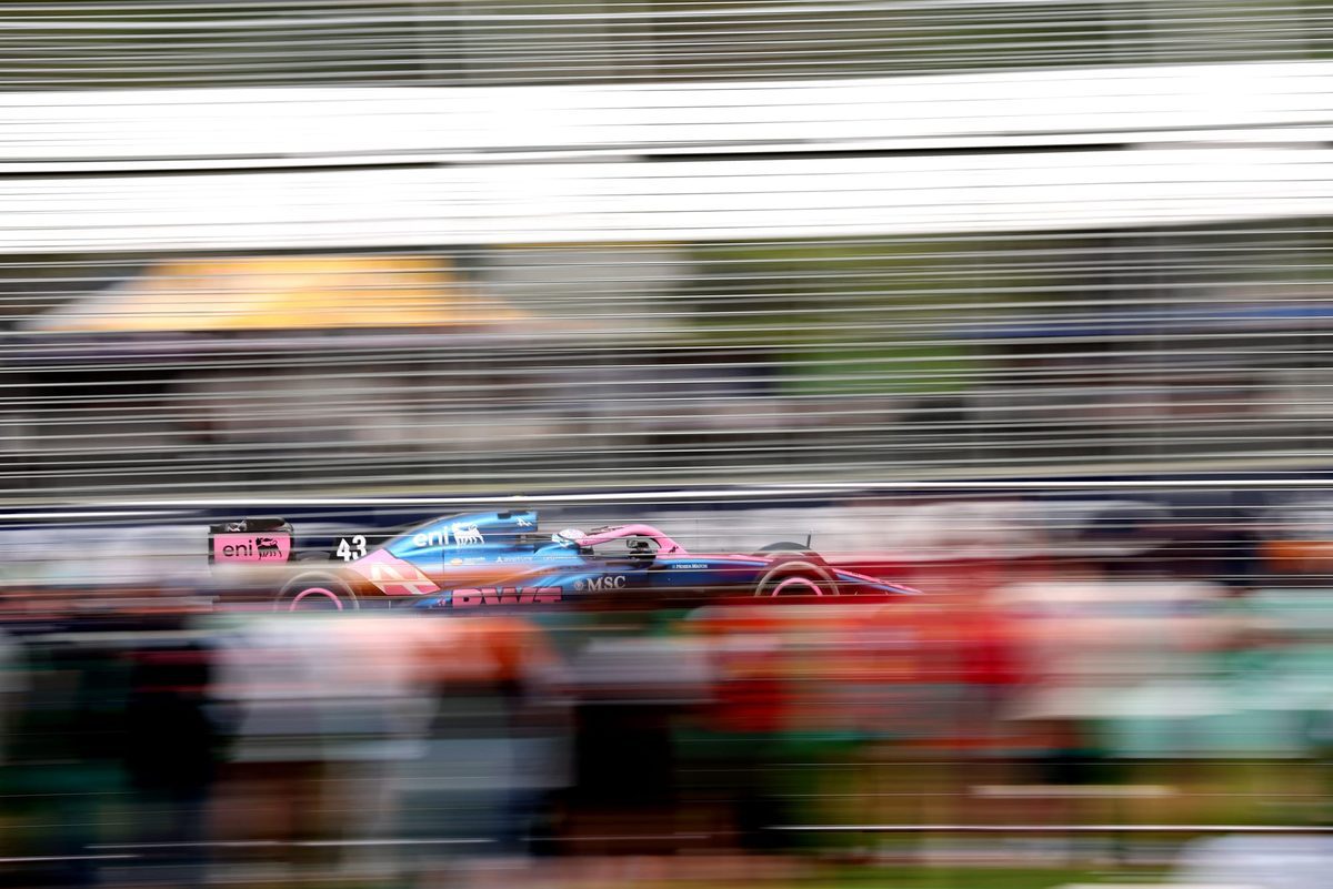 Alpine F1 2026 aracı pistte, yüksek hızlı denge sorunları