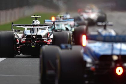 F1 araçları pistte, yeni F1 kuralları tartışılıyor.