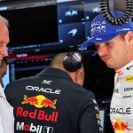 Max Verstappen, Red Bull garajında yarışa hazırlanıyor. Red Bull'da Marko'nun yokluğu hissediliyor.