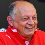 Ferrari F1 aracı simülatörde test sürüşünde, pist analizi yapılıyor.