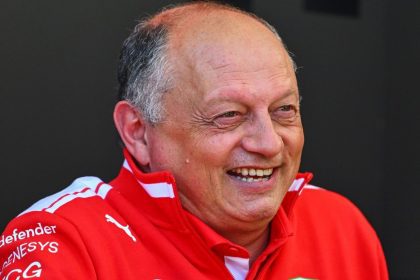 Ferrari F1 aracı simülatörde test sürüşünde, pist analizi yapılıyor.