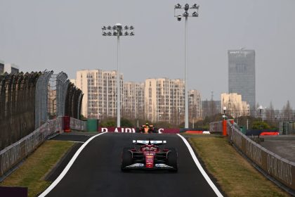 Şanghay pistinde yarış aracı, Çin GP hava durumu belirsizliğini yansıtıyor