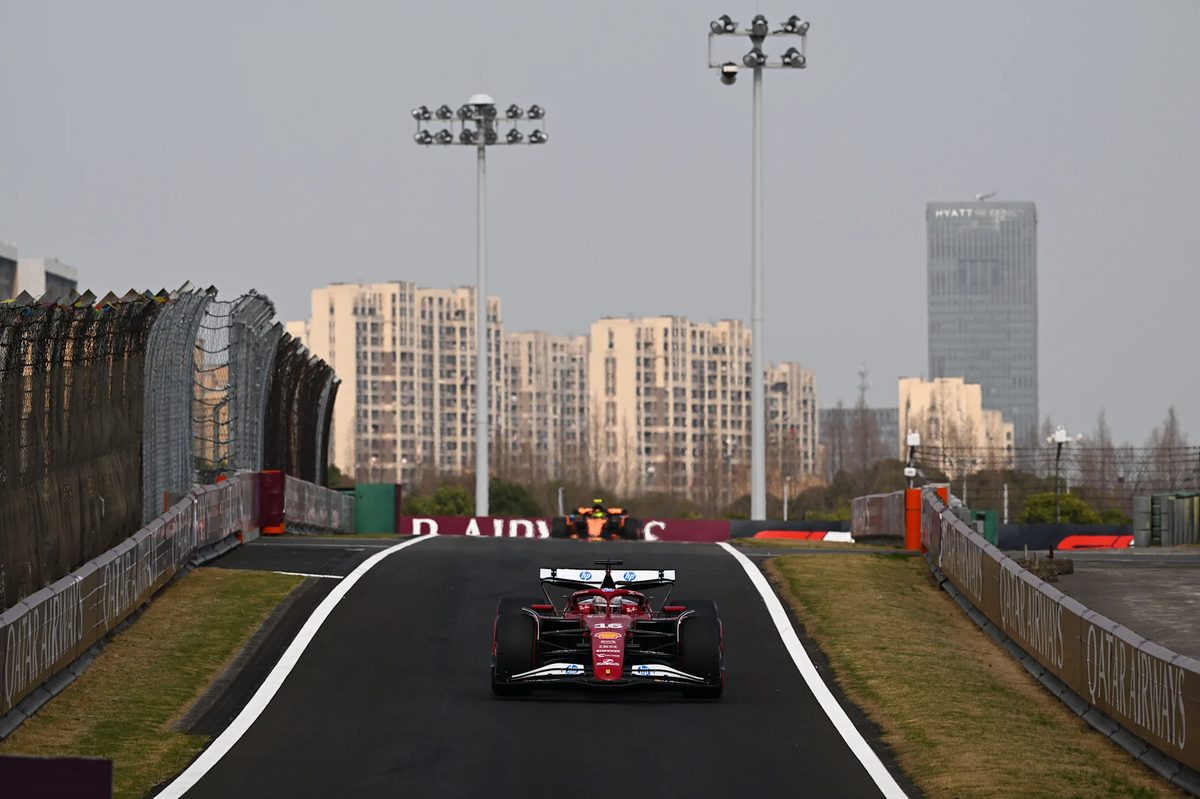Şanghay pistinde yarış aracı, Çin GP hava durumu belirsizliğini yansıtıyor