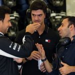 Sergio Perez, Cadillac logosu önünde F1 aracı incelerken