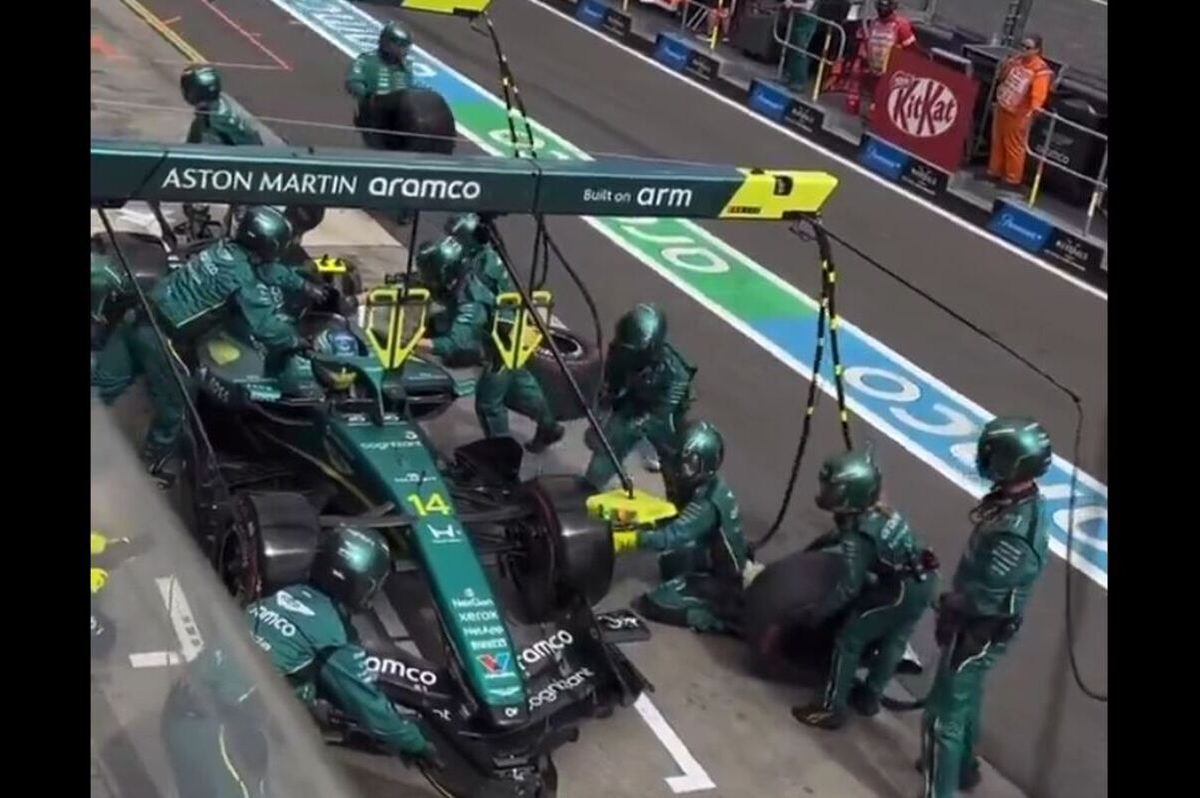 Aston Martin F1 aracının pit stop sırasındaki kaotik görüntüsü