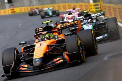 McLaren MCL40 aracı pistte, McLaren Mercedes güç ünitesiyle
