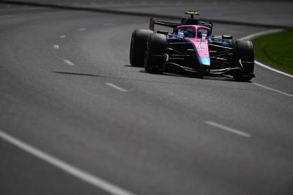 Alpine F1 aracı pistte, önden kayma problemiyle mücadele ediyor