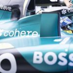 Aston Martin F1 aracı pistte hızla ilerlerken, Aston Martin batarya teknolojisi ön planda