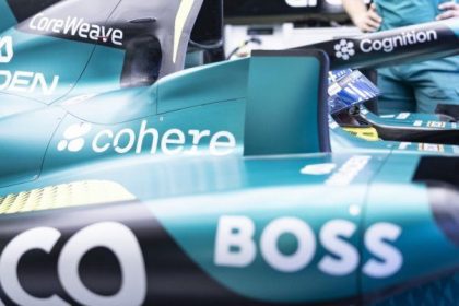 Aston Martin F1 aracı pistte hızla ilerlerken, Aston Martin batarya teknolojisi ön planda