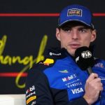 Max Verstappen F1 aracıyla pistte, yarışa hazırlanıyor