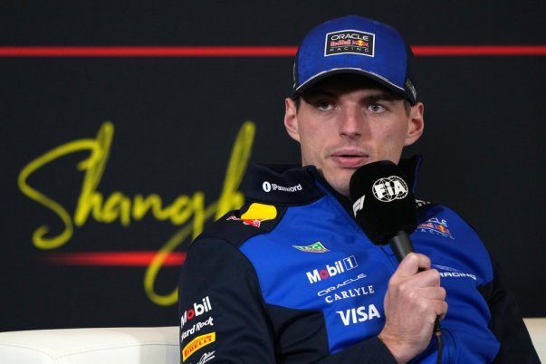 Max Verstappen F1 aracıyla pistte, yarışa hazırlanıyor