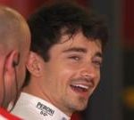 Charles Leclerc ve Ferrari F1 aracının pist üzerindeki görüntüsü