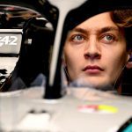 George Russell’ın Çin GP kask tasarımı, mavi-beyaz çay fincanı esintisiyle Şanghay’da!