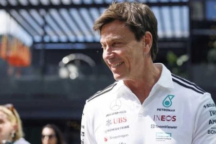 Mercedes Russell Çin GP arıza anı: Toto Wolff ve Russell padokta.