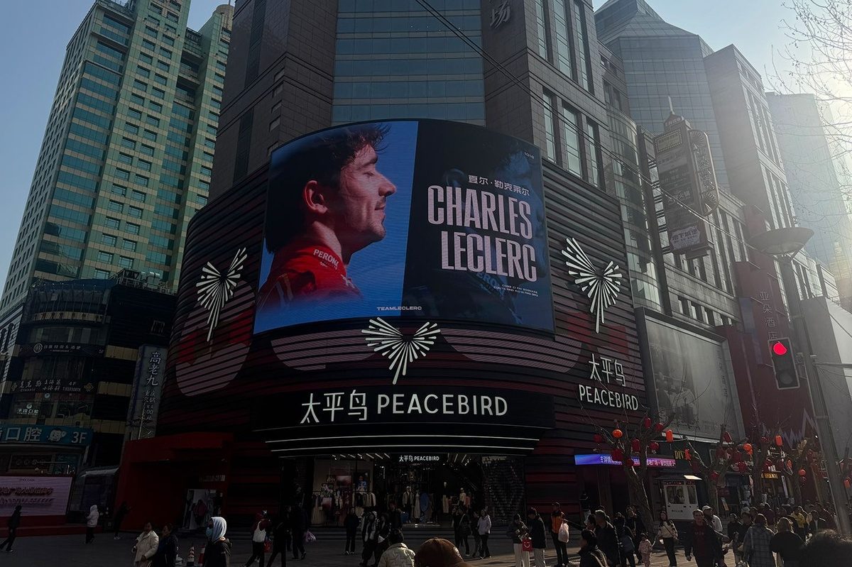 Şanghay sokaklarında Charles Leclerc her yerde, dev billboardlarda görünüyor.