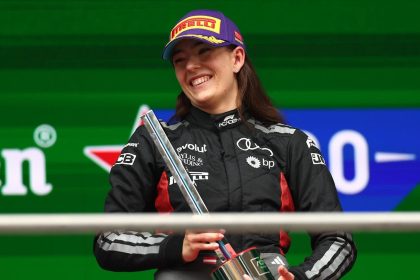 Emma Felbermayr Shanghai zaferi anında podyumda kutlama yapıyor.