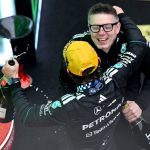 Peter Bonnington ve Kimi Antonelli zafer anısı podyum kutlamasında