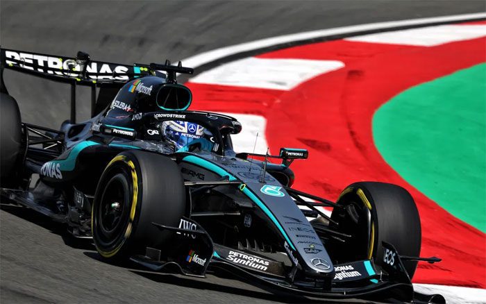 Kimi Antonelli zaferi ile Çin GP’de podyumda Russell ile birlikte.