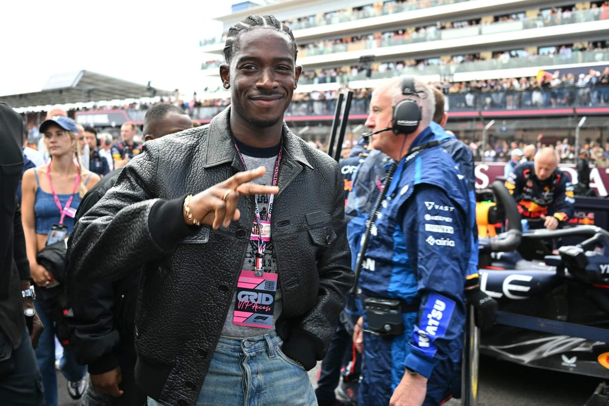 Damson Idris ve F1 Filmi setinden bir kare: Formula 1 heyecanı sinemada!