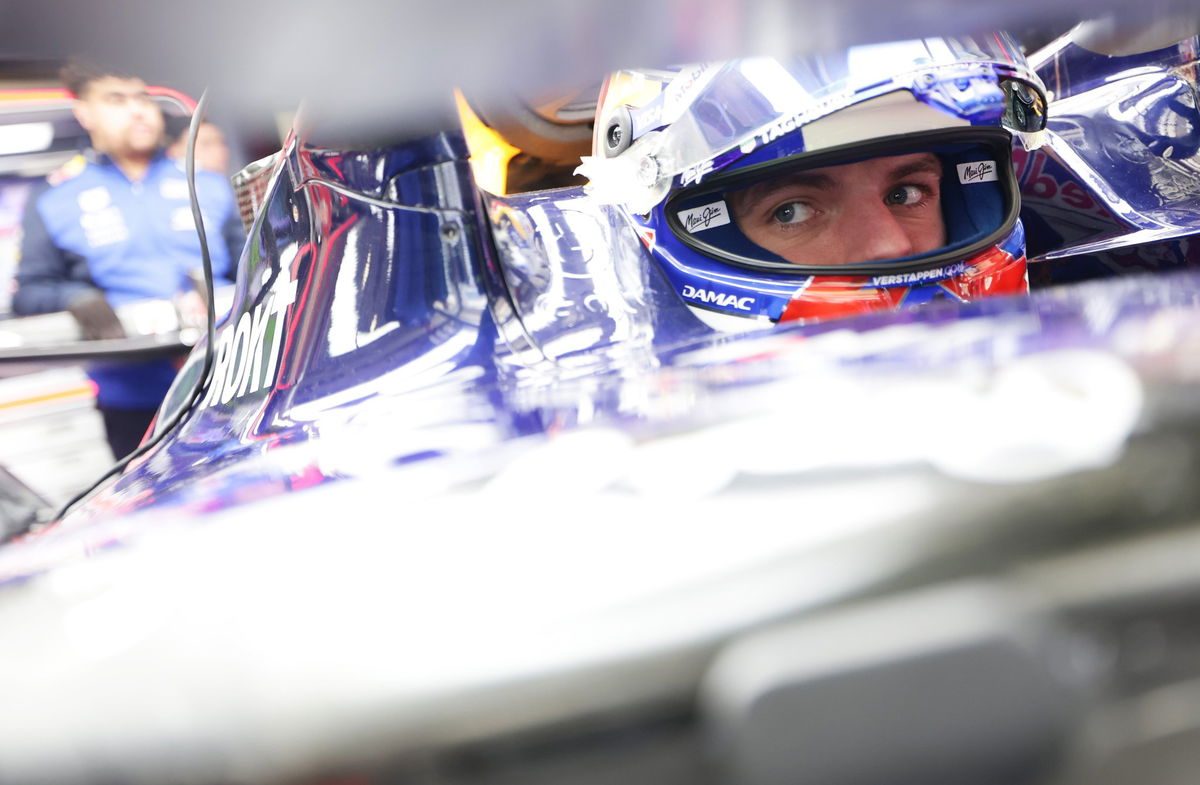 Max Verstappen F1 2026 kuralları eleştirisiyle gündemde, padokta tartışma büyüyor.