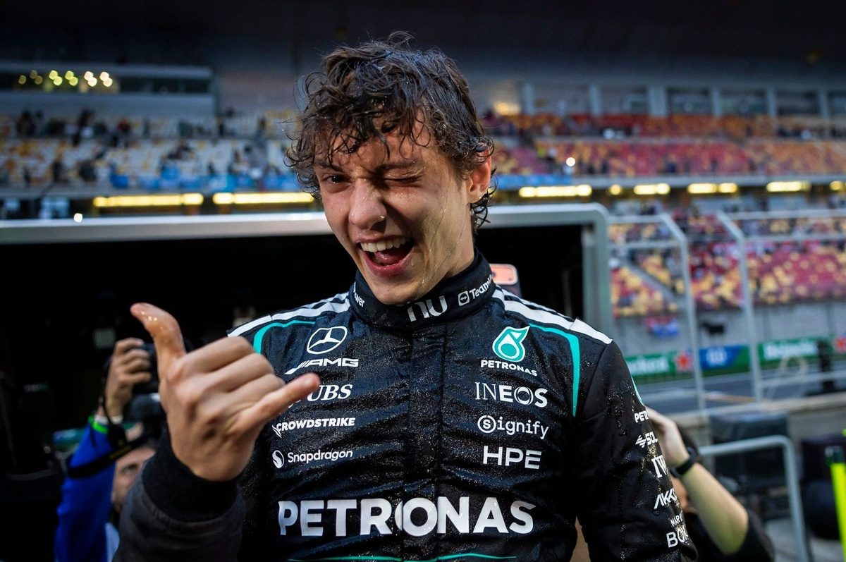 Kimi Antonelli zaferi ile podyumda! İtalya F1’de yeniden zirvede.