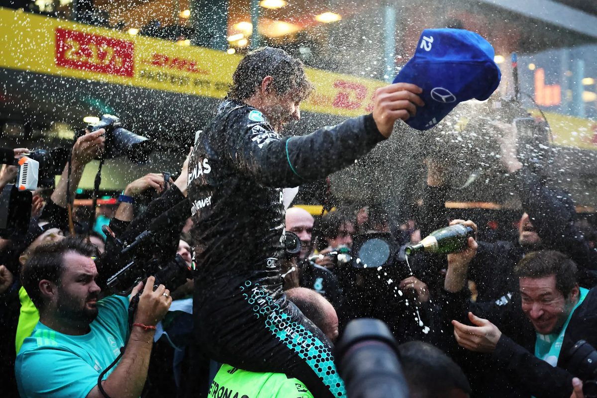 Kimi Antonelli Çin zaferi ile podyumda, Mercedes’in genç yıldızı tarih yazıyor