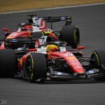 Hamilton-Leclerc mücadelesi sırasında Ferrari pilotları pistte, Çin GP 2026.