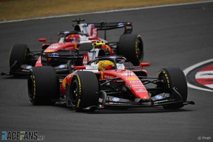 Hamilton-Leclerc mücadelesi sırasında Ferrari pilotları pistte, Çin GP 2026.