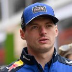Max Verstappen F1 eleştirilerine yanıt verirken Red Bull garajında.