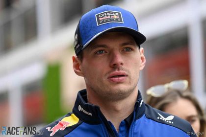 Max Verstappen F1 eleştirilerine yanıt verirken Red Bull garajında.