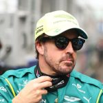 Fernando Alonso, F1 Pil Şampiyonası eleştirisi ile padokta, Aston Martin aracıyla gridde.