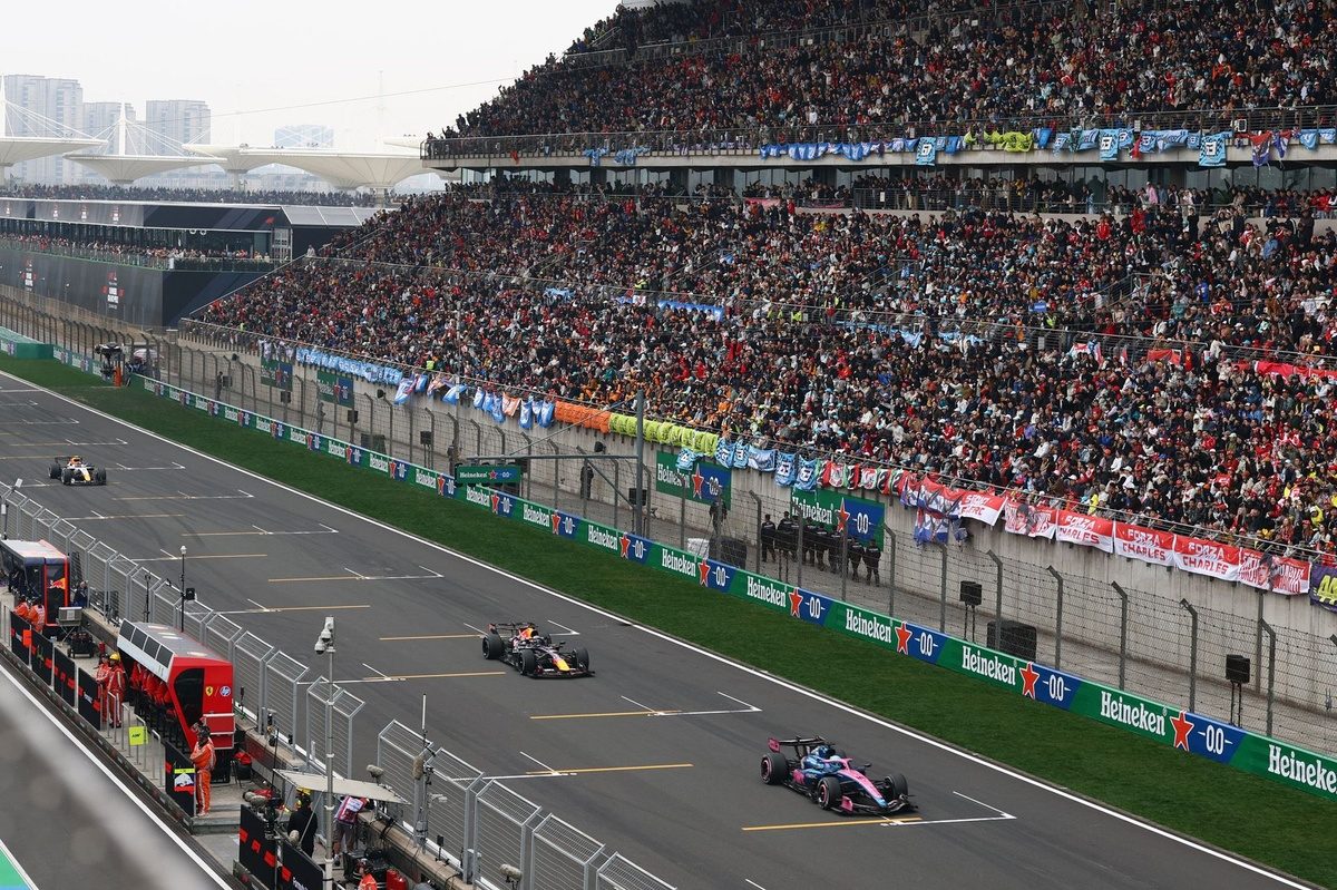 Max Verstappen’in yarış startı sorunu ile mücadele ettiği 2026 F1 sezonu anı.