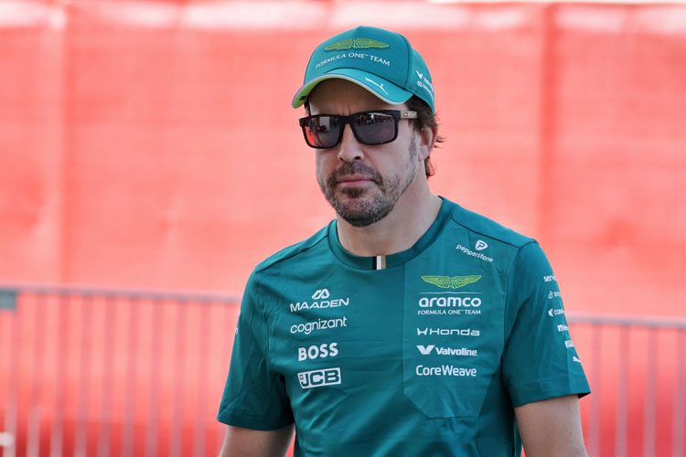 Fernando Alonso paddockta, Alonso Honda eleştirisi sonrası gergin anlar, Bahreyn testi 2026.