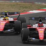 Ferrari pilotları Hamilton ve Leclerc’in Çin GP’deki profesyonel mücadele anları.