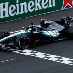 Kimi Antonelli ilk zaferi kutlamasında başparmak işareti yaparken.