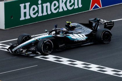 Kimi Antonelli ilk zaferi kutlamasında başparmak işareti yaparken.