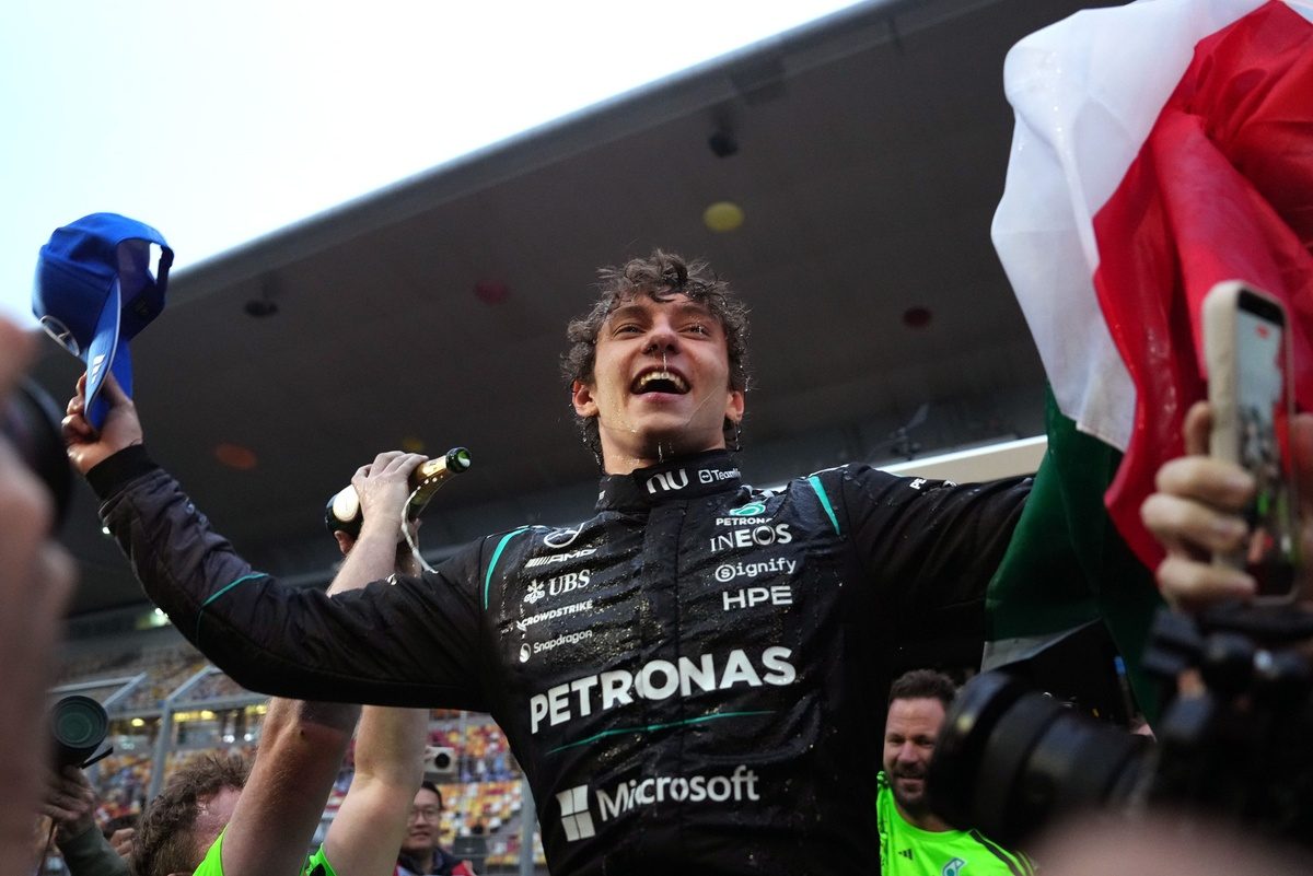 Kimi Antonelli ilk zaferi ile Çin Grand Prix’sinde tarih yazıyor!