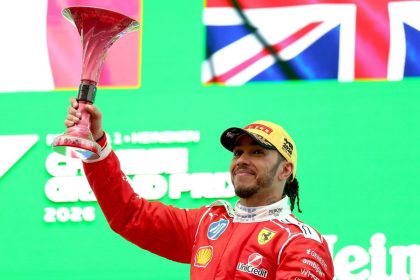 Lewis Hamilton Ferrari ile ilk podyum anını Şanghay’da kutluyor.