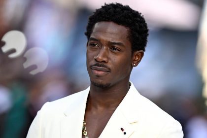 F1 Filmi Yıldızı Damson Idris röportajda, Lewis Hamilton’a hayranlığını dile getiriyor.